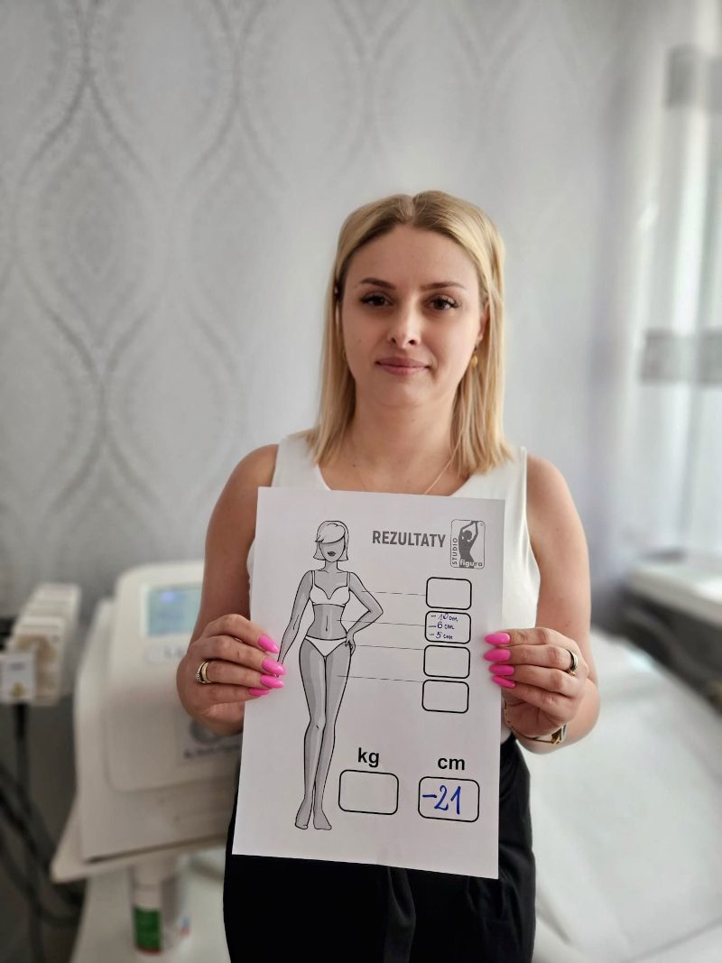 Klientka Studio Figura Częstochowa z kartą rezultatów po zabiegach lipolaserem (1)